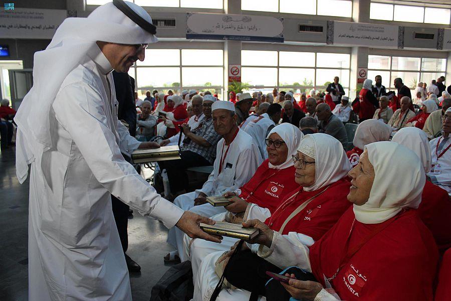 الفوج الأول من حجاج تونس يتوجه إلى المملكة