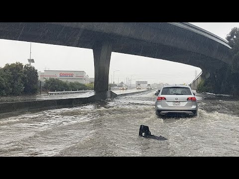 فيضانات في كاليفورنيا تغرق الشوارع وتحدث انهيارات أرضية 